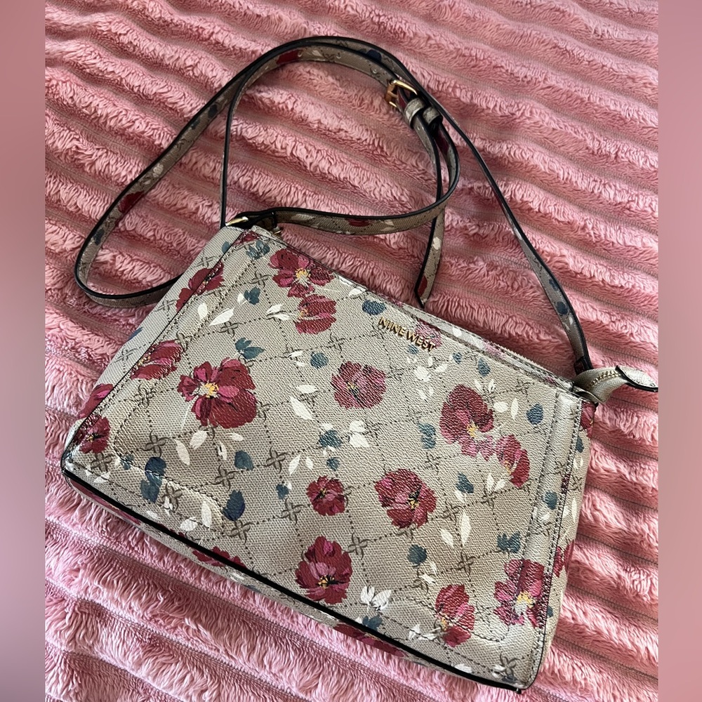 🌼🌸🌺NEW. Nine West Floral Crossbody Bag